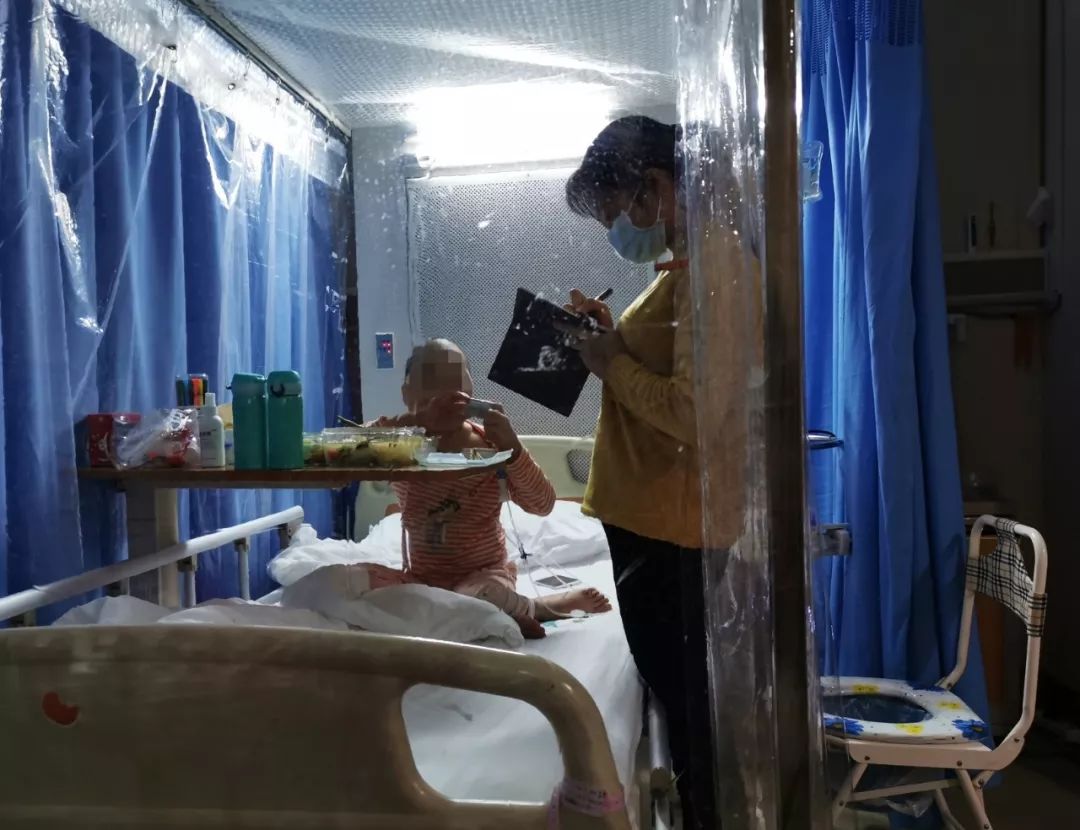 单亲妈妈不幸患白血病事件,与白血病抗争8年的女孩