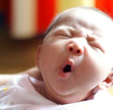 这生的难道是个大号“猕猴桃”？新生儿毛毛多，丑到不敢认系列