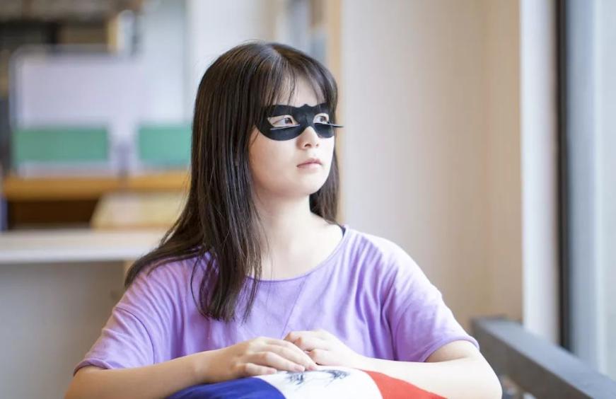 小孩偷拍妈妈事件,女孩为追星偷爸爸的钱骗了所有人