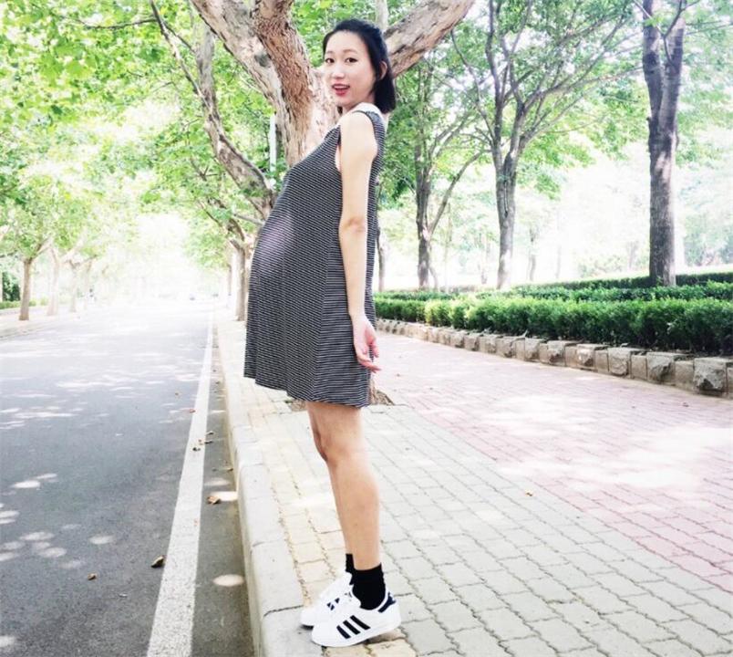 孕妇站得腰酸背痛，丈夫主动当“座椅”，网友羡慕：嫁给了爱情