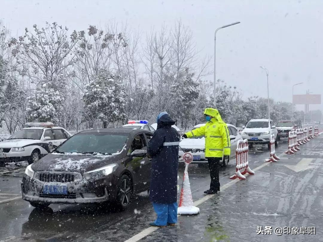 风雪中的坚守致敬一线防疫人,防疫人员路人拍摄