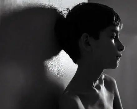 铁笼里的自闭症儿童,铁笼里的生活