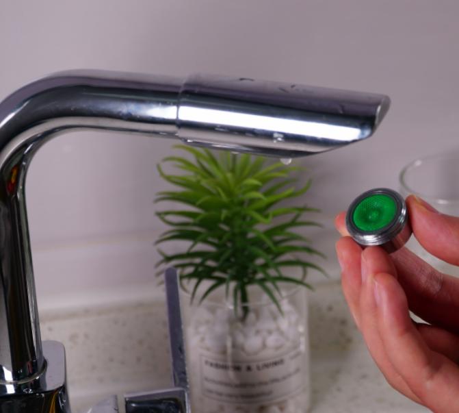 厨房台面总溅水怎么办？学会这招，轻松解决你的烦恼！