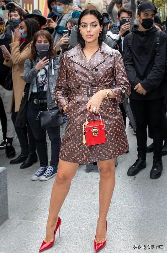 c罗和乔治娜穿红色大衣,c罗乔治娜时装秀