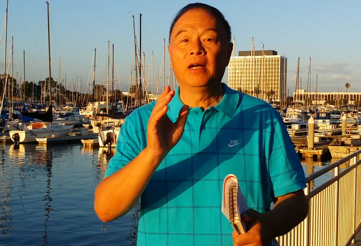 中国国家队教练给美国大学篮球队包脚赚钱,后来成为篮球解说教父