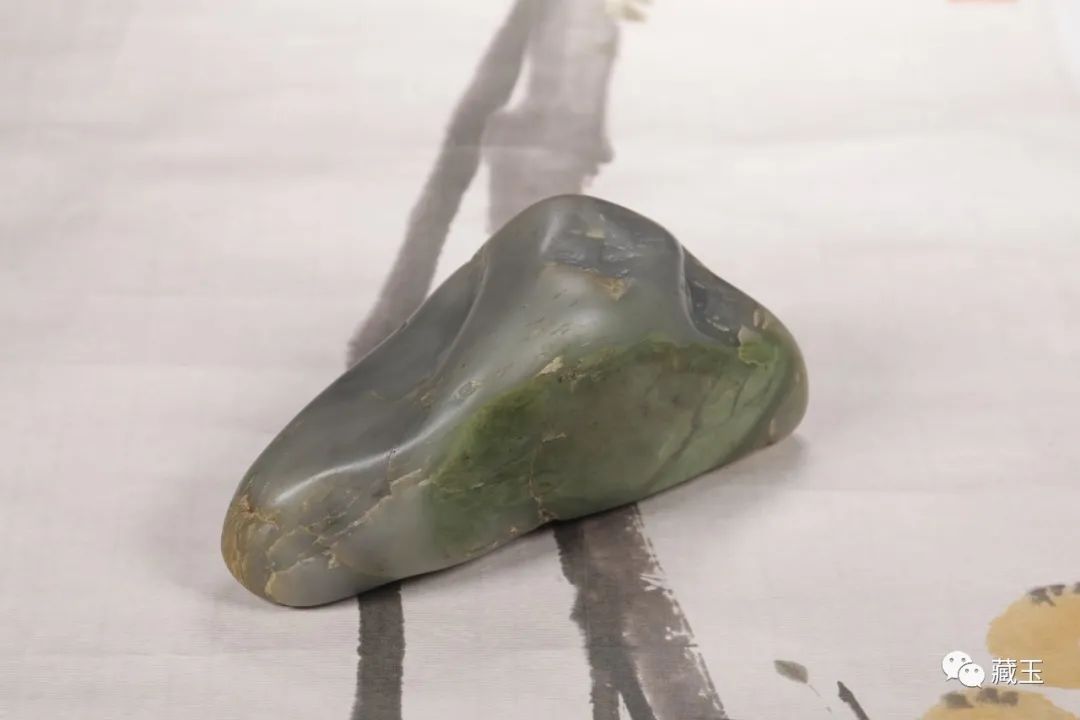 新疆和田玉籽料三色玉龙题材吊坠,和田玉籽料三色青花籽料多少钱