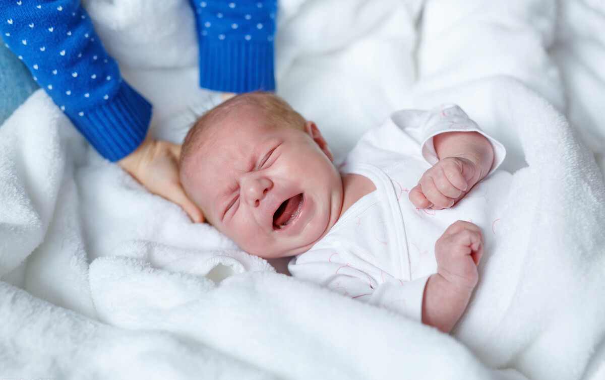 新生儿宝宝吃得少老是睡觉,新生儿吃得过多不知道饱