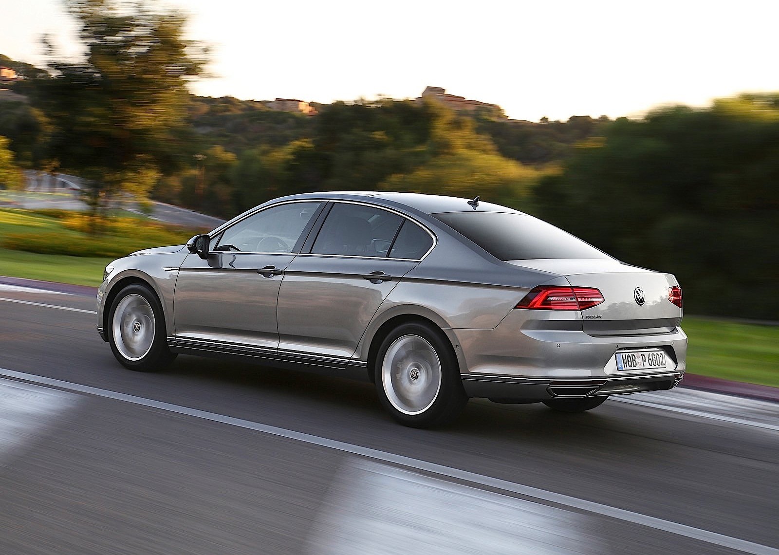 为什么同配置迈腾比帕萨特贵,迈腾与速腾1.4t哪个更值得买