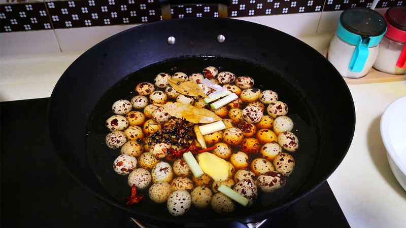 煮鹌鹑蛋避免偏黄,煮鹌鹑蛋水里放盐