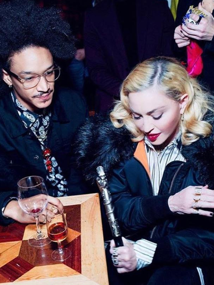 麦当娜与小35岁新男友合照,麦当娜出街视频