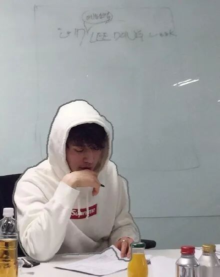 李栋旭穿绿色卫衣,李栋旭不老容颜