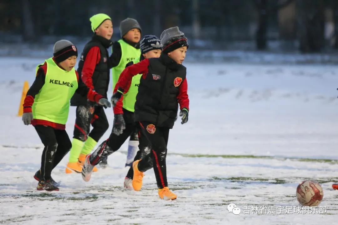 雪地快乐踢球,冰天雪地足球