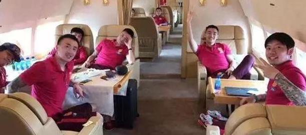 郎平里约吃泡面,女排主教练郎平吃泡面