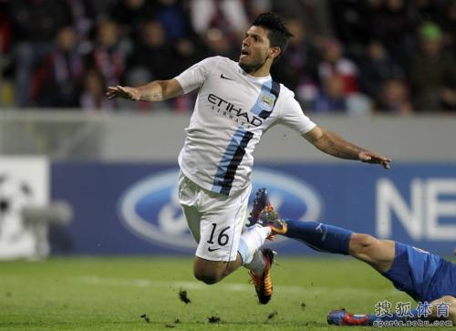 足球为什么总是撞到门柱,足球射门时为什么球打中门柱