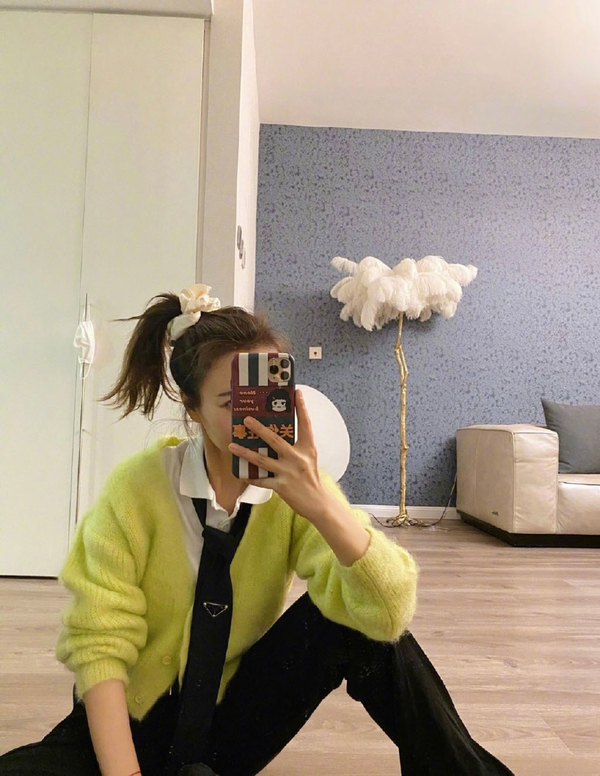 吴昕蓝色针织衫,吴昕毛衣搭卡其色西装裤