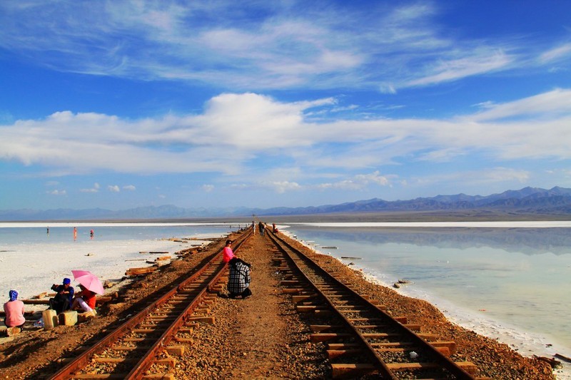 中国最牛的盐湖，开发价值12万亿，汽车、火车可以在上面奔跑