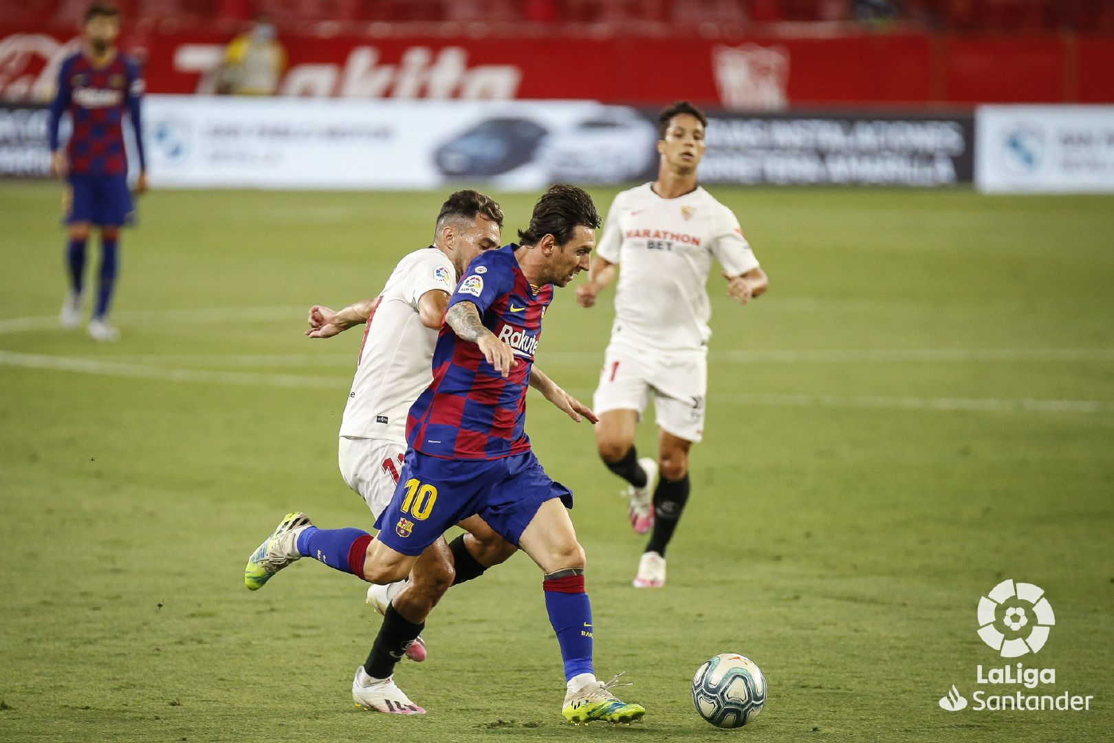 梅西恶意推人裁判竟连一张黄牌都没出球迷生气失望:裁判怂了