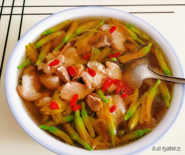 墨鱼汤怎么炖最有营养最补血,墨鱼能和当归党参黄芪一起炖汤吗