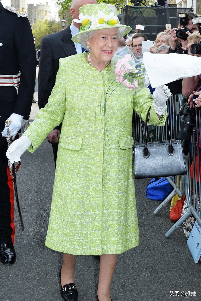 芭比娃娃变成美丽的女王仙子,芭比娃娃伊丽莎白女王