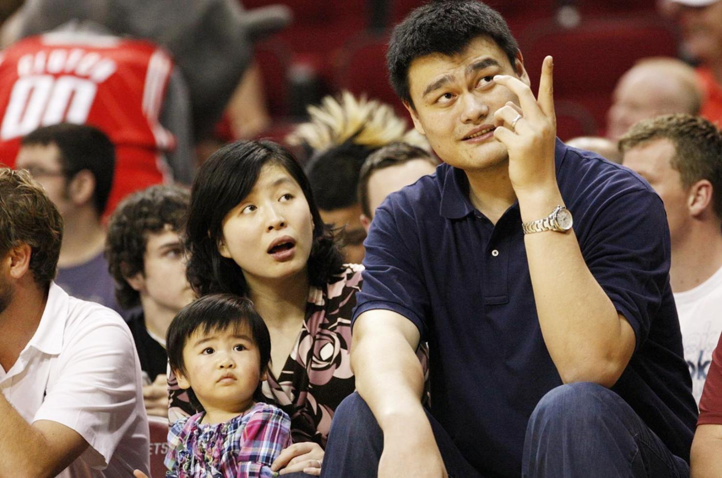 姚明12岁女儿身高直逼父亲肩头,姚明身高和他女儿身高