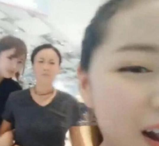 那英当众踢人视频曝光,那英被踢人引热议