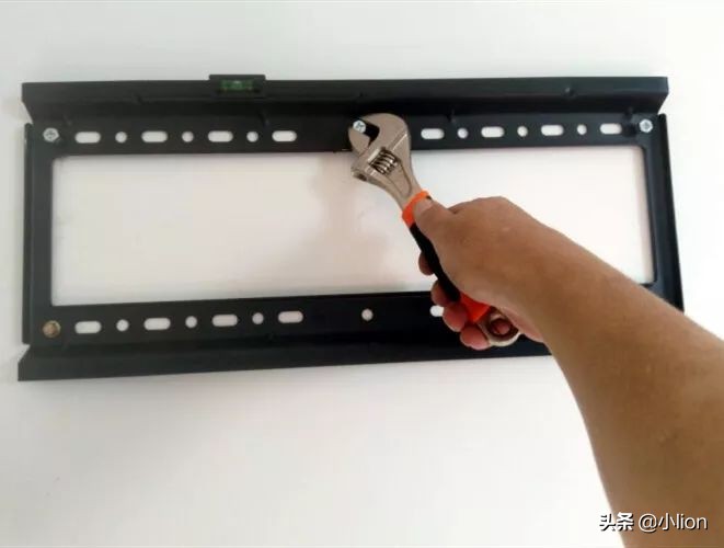 创维电视2孔挂架怎么安装示意图,电视挂架的正确安装方法