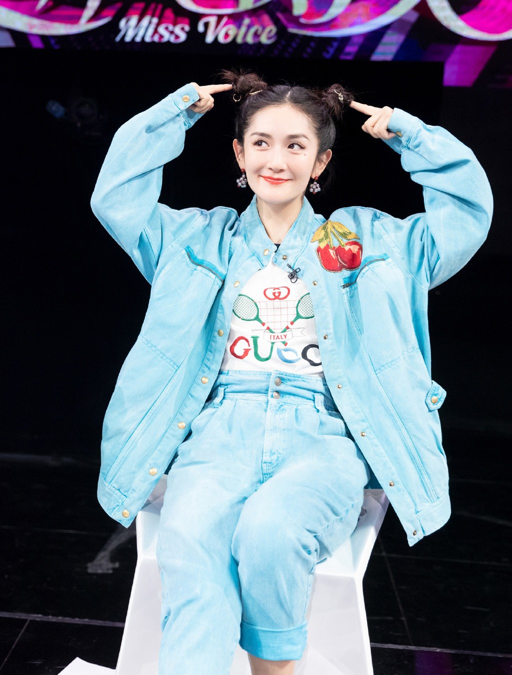 谢娜哪像生过双胞胎的人，38岁穿樱桃外套扎丸子头，俏皮感十足