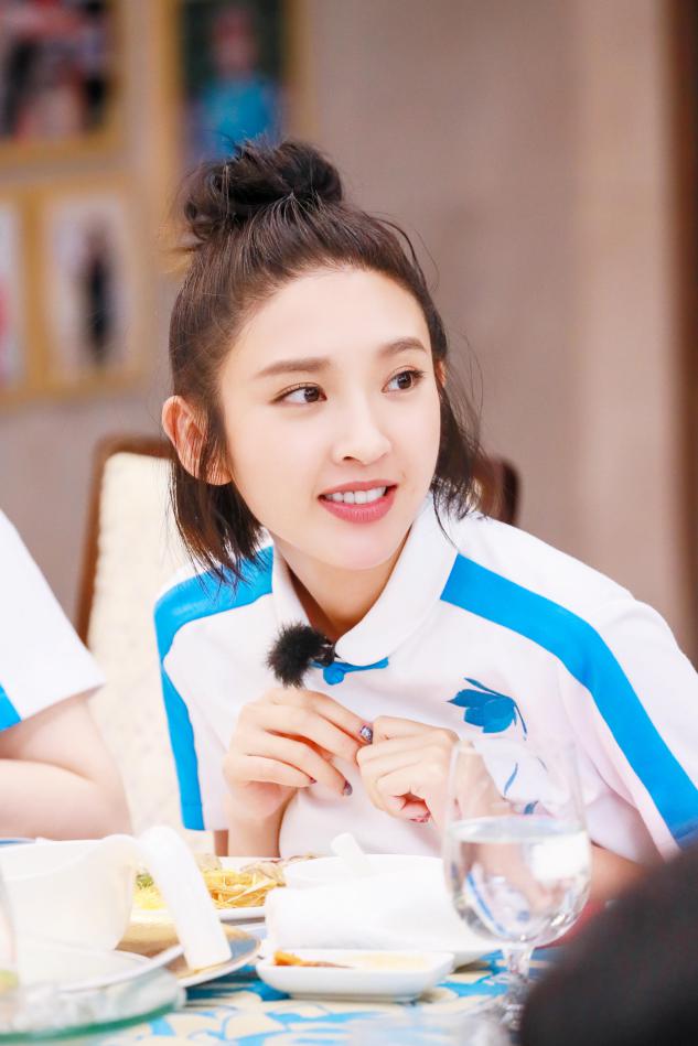 显脸小的半扎披肩发型,大脸女生适合扎怎样的半披发