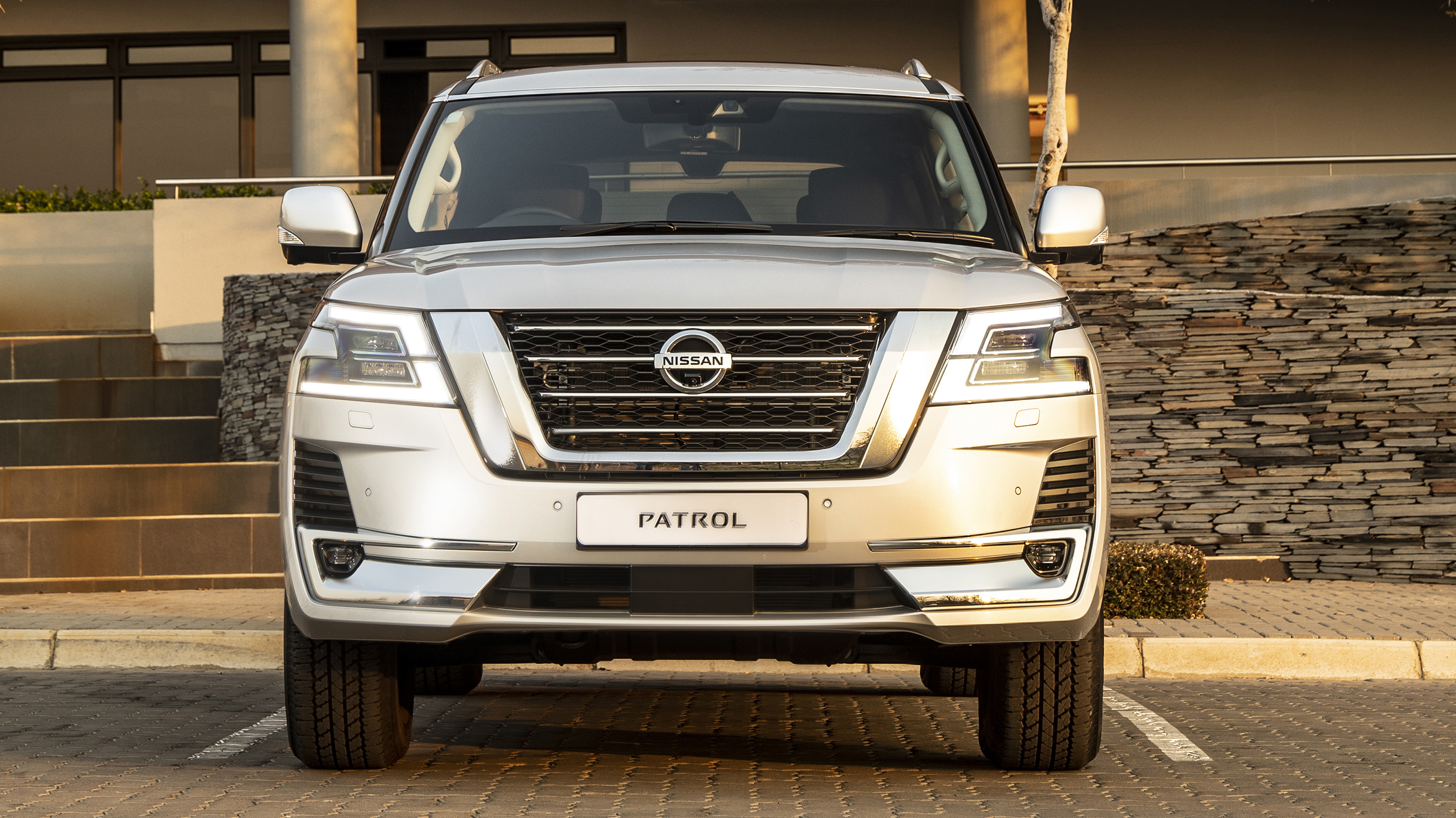 日产途乐vs丰田陆巡越野视频,日产途乐和丰田陆巡哪一款车更大