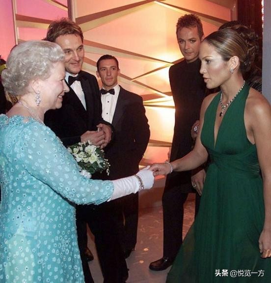 安吉丽娜朱莉与凯特温斯莱特,英女王见英王太后要行礼吗