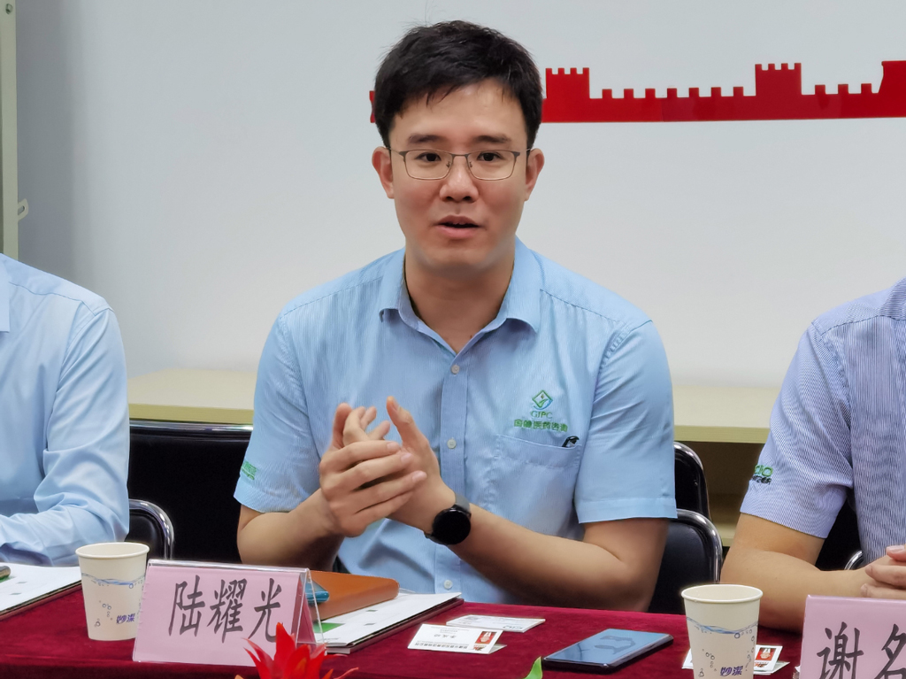 欢迎*疆新**华春投资集团董事长一行到访CIO合规保证组织