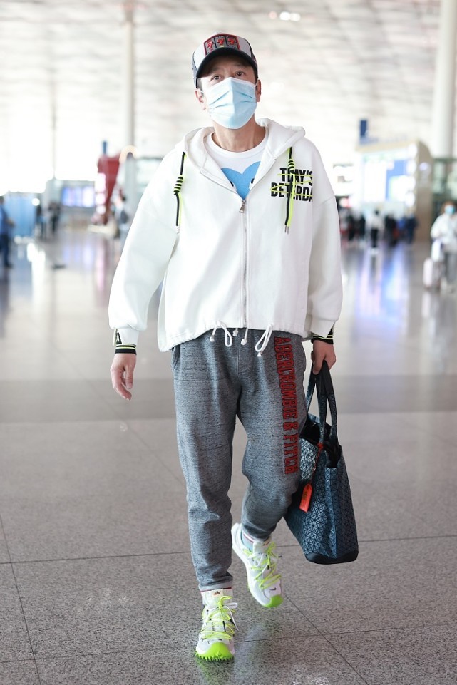 蔡国庆夹克搭配图片,蔡国庆春秋土黄色裤子穿搭