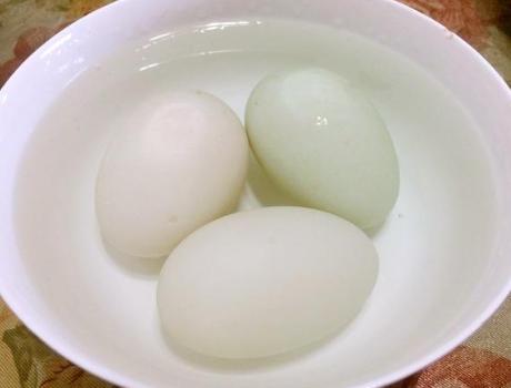 100枚鸭蛋用多少克食盐腌制,腌咸鸭蛋为什么要用黄泥