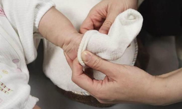 冬天宝宝睡觉穿什么不冻肚子,冬天宝宝穿不穿袜子