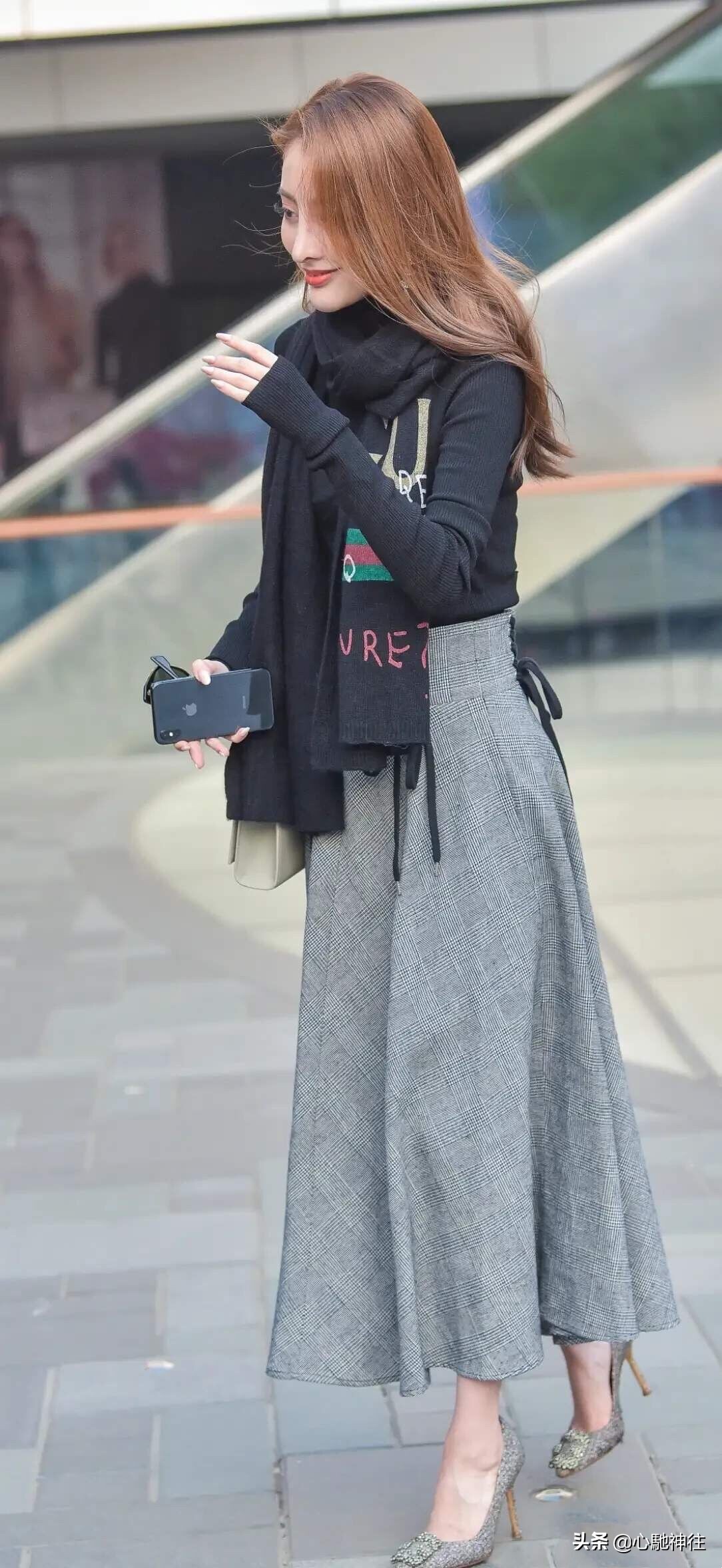 小姐姐颜值高更会穿！黑色高领毛衣搭灰色格纹半身裙，尽显文艺范