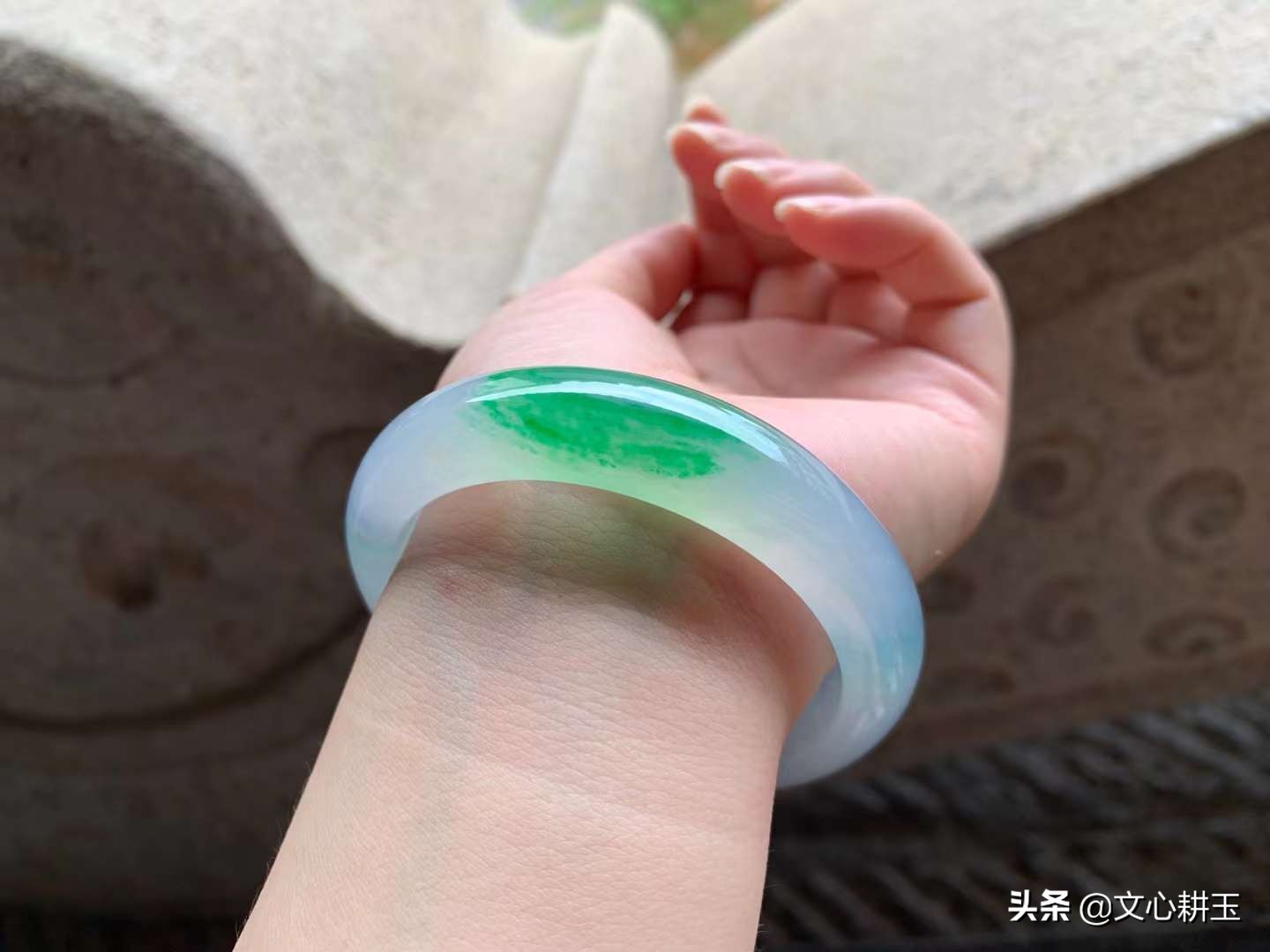 怎么简单摘下玉手镯,怎样轻松摘下金手镯