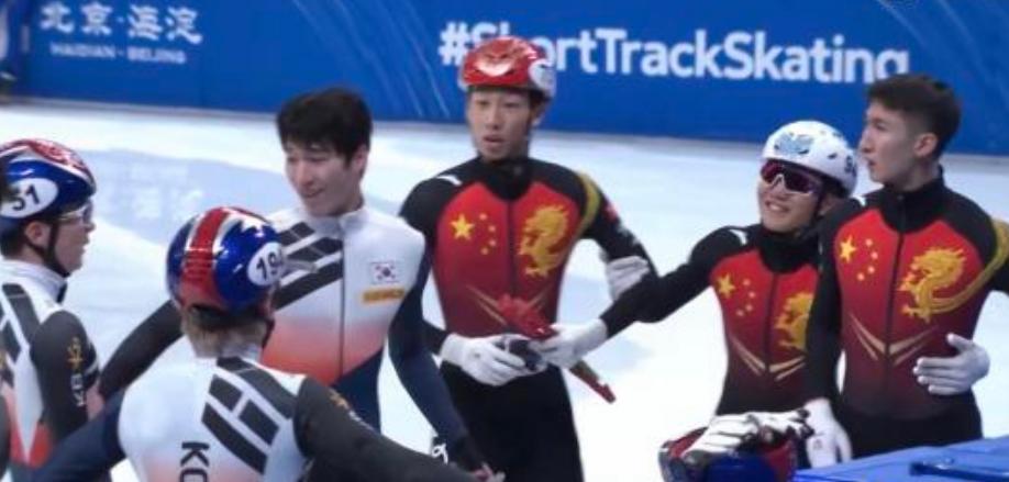 中韩短道冲突！武大靖被挑衅想干架，小将抱着拉住他，对手很嚣张