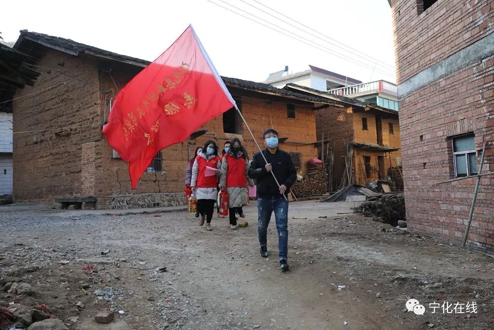 一抹志愿红温暖抗疫路,一抹志愿红温暖春运路