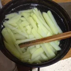 在家里做薯条吃又干净又卫生,孩子自己动手做薯条又简单又好吃
