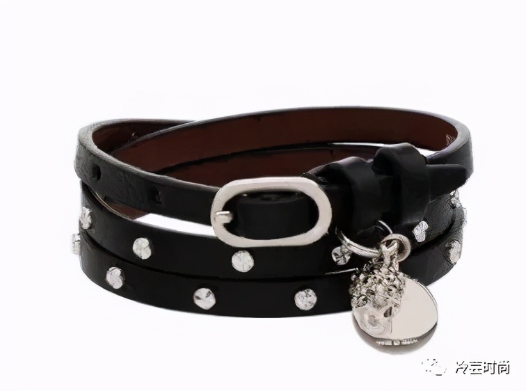 项链的活动扣佩戴方法,项链的佩戴要讲究八大搭配技巧