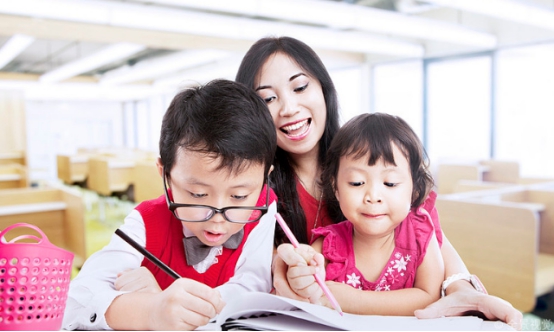 6岁小女孩空翻练出8块腹肌,学生如何练成八块腹肌还有后空翻