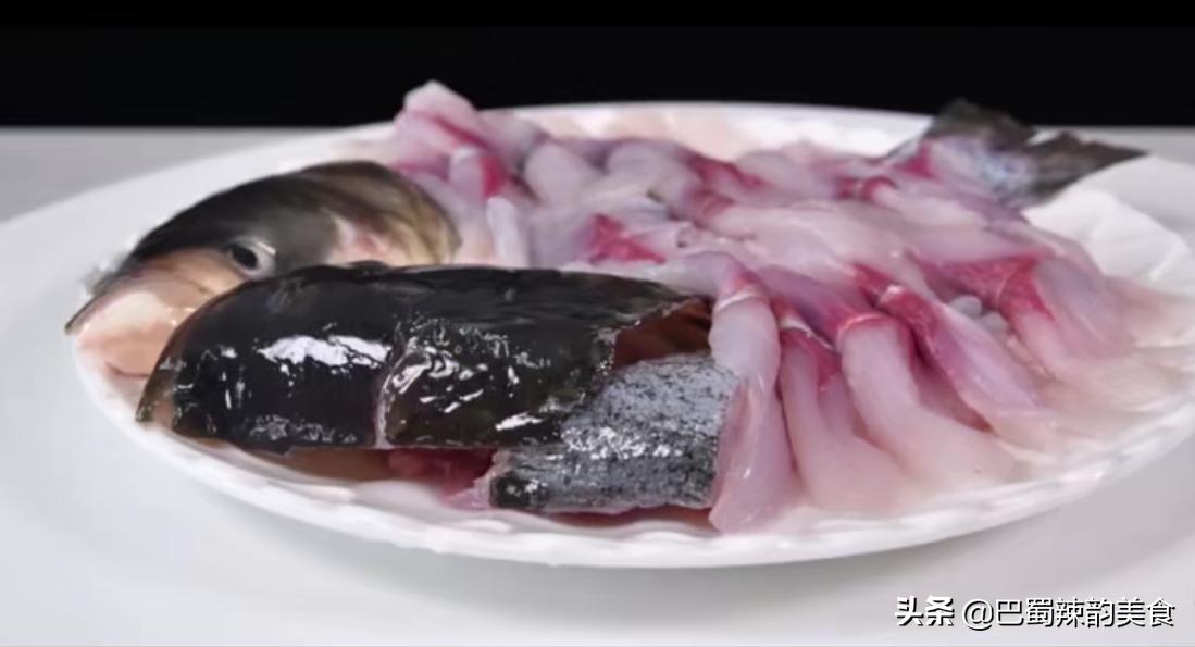 正宗美蛙鱼头怎么做牛蛙才嫩,店里的美蛙的做法全过程