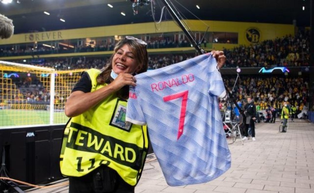 她被C罗击中：我醒来几乎躺在C罗怀里，他握着我的手在我脸上抚摸