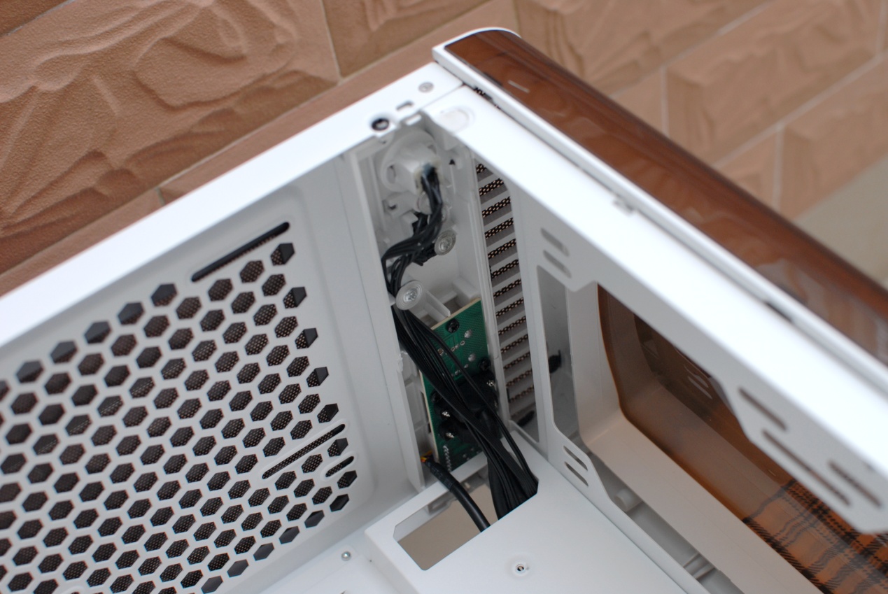 thermaltake机箱挑战者h6,真材实料看得到的产品