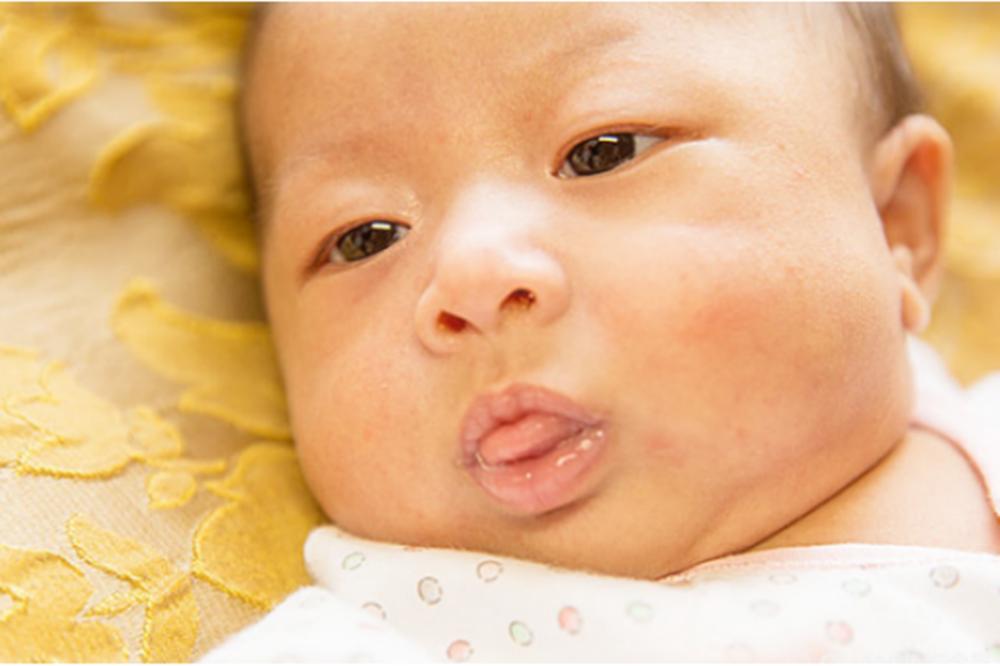 宝宝多大会喜欢吐舌头,宝宝爱吐舌头越来越丑