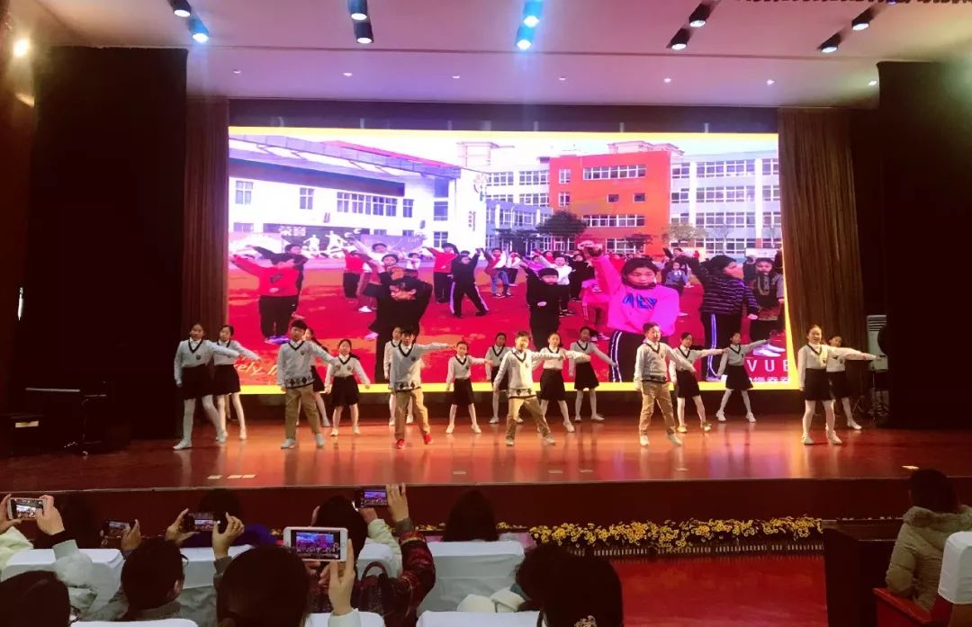 不忘初心砥砺前行教育实践活动,不忘初心小学文艺表演