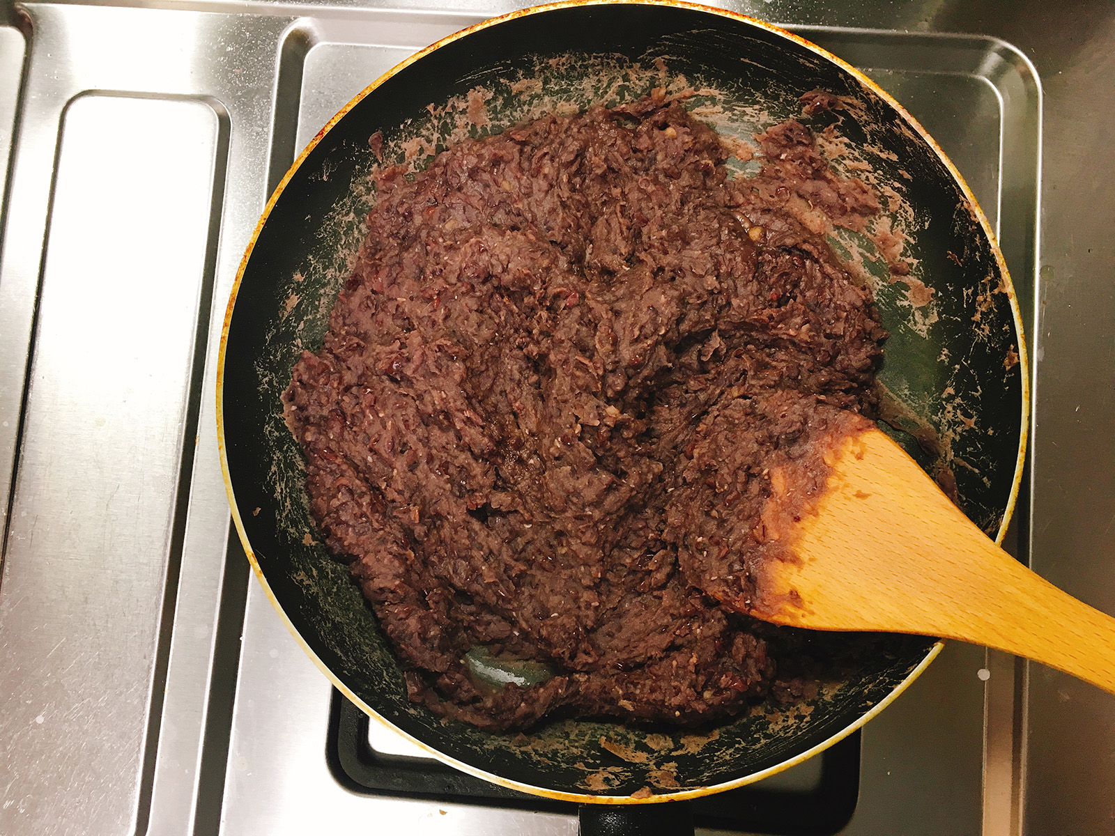 红豆沙加糖好还是加盐好吃,炒制红豆沙先放糖好还是后放糖好