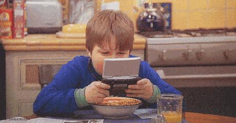 这个小动作竟可能导致瘫痪!吓得我赶紧放下手机……