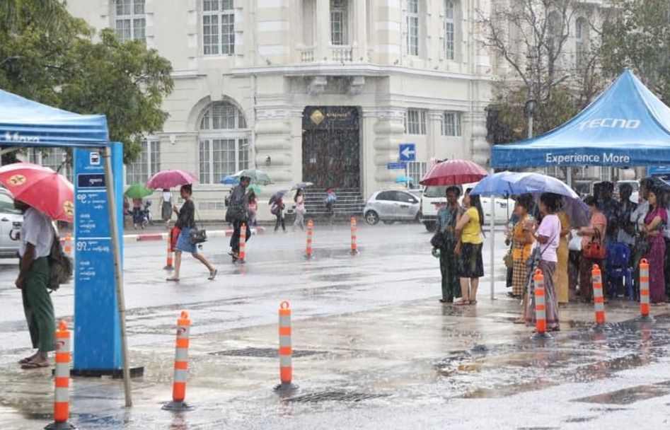仰光雷雨，积水没过大腿，不少车子在水中“游”