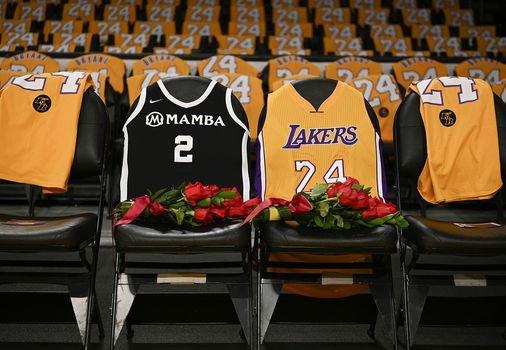 斯台普斯悼念科比出场,科比追悼会杰克逊演讲